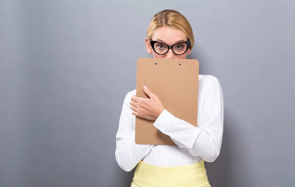 Office vrouw met een Klembord — Stockfoto