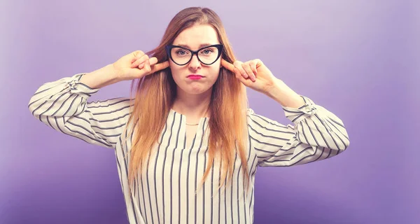 Jonge vrouw haar oren blokkeren — Stockfoto