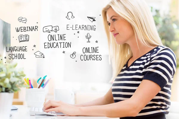 Online utbildning med glad ung kvinna framför datorn — Stockfoto