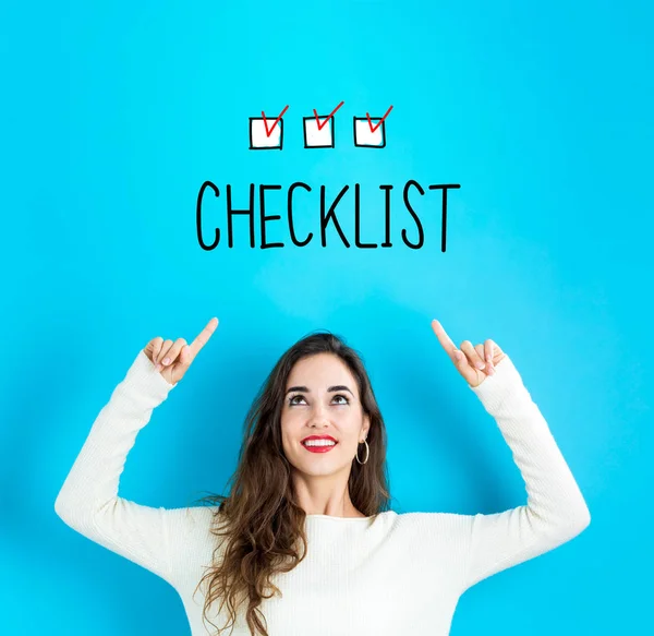 Controlelijst met jonge vrouw op zoek naar boven — Stockfoto