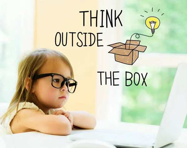 Outside The Box denken tekst met meisje — Stockfoto