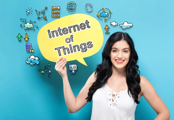 Internet of Things met vrouw met een tekstballon — Stockfoto