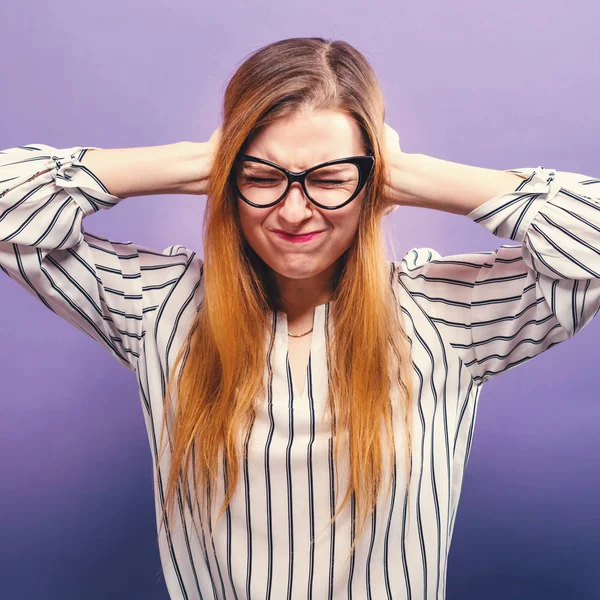 Jonge vrouw haar oren blokkeren — Stockfoto