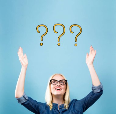 Soru işaretleri genç kadınla