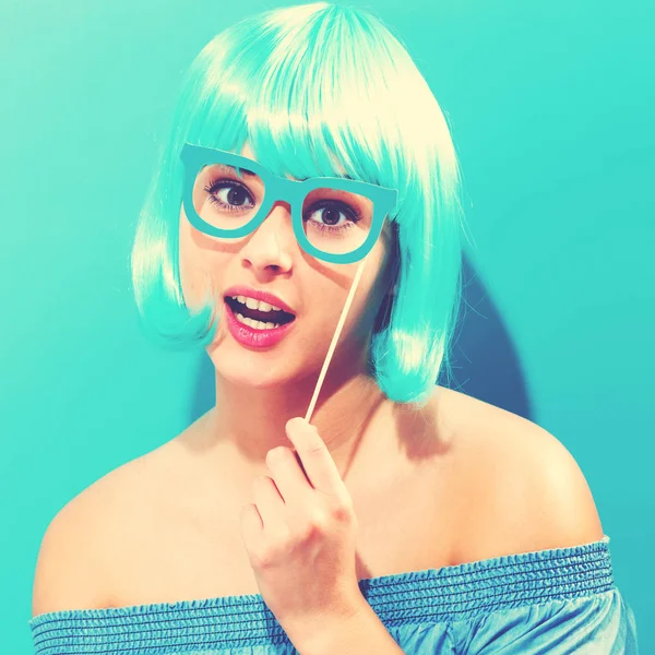 Piękna kobieta w perukę jasny niebieski — Zdjęcie stockowe