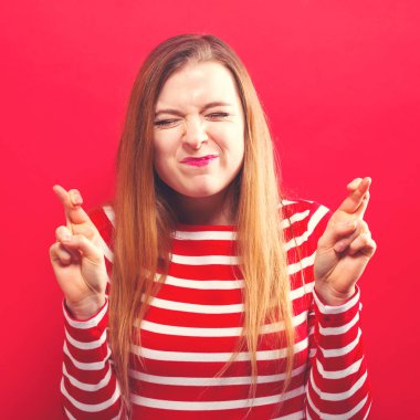 İyi şans getirmesi için isteyen genç kadın