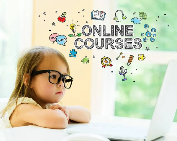 Online kursy tekst z małą dziewczynką — Zdjęcie stockowe
