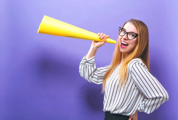 Jonge vrouw met een megafoon papier — Stockfoto