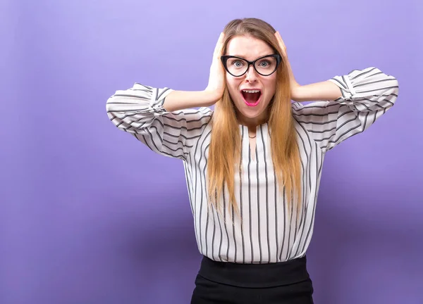 Jonge vrouw haar oren blokkeren — Stockfoto