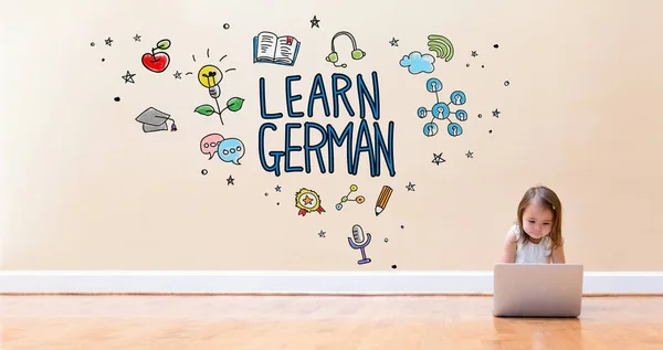 Aprender texto alemán con una niña usando una computadora portátil — Foto de Stock