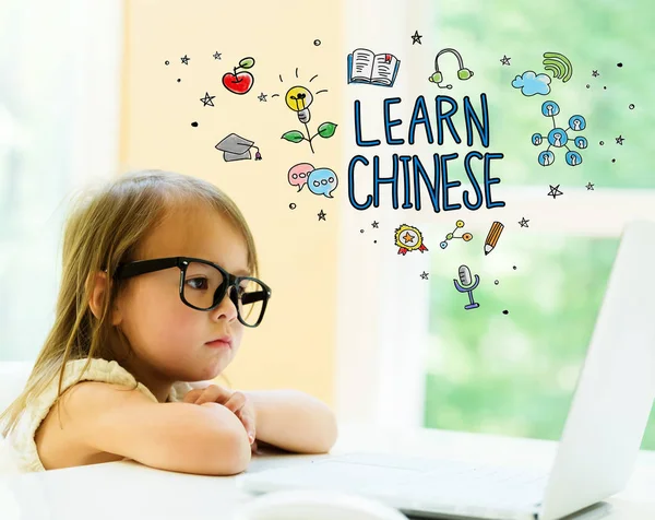 Laen kinesisk text med liten flicka — Stockfoto