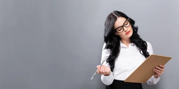 Oficina mujer con un portapapeles — Foto de Stock