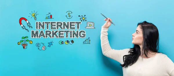 Internet Marketing met jonge vrouw met een pen — Stockfoto