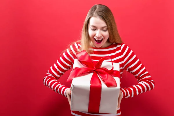 Szczęśliwa młoda kobieta trzyma pudełko prezentów — Zdjęcie stockowe