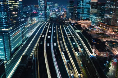 Tokyo büyük tren istasyonunun havadan görünümü