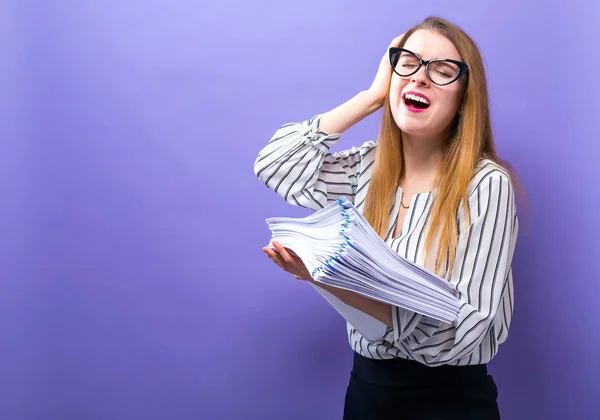 Büroangestellte mit einem Stapel Unterlagen — Stockfoto