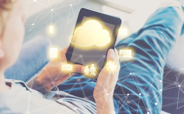 Cloud computing met de mens via een tablet — Stockfoto