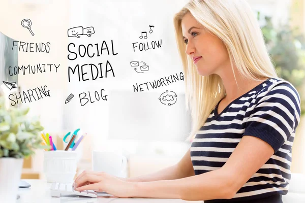 Sociala medier med glad ung kvinna framför datorn — Stockfoto