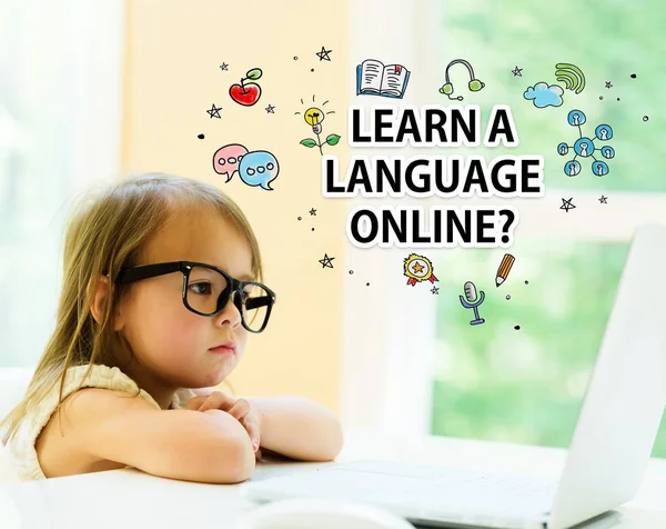 Leren van een taal online tekst met meisje — Stockfoto