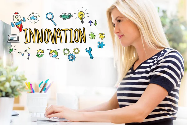 Innovation med glad ung kvinna framför datorn — Stockfoto