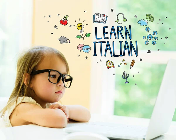 Aprender texto italiano con niña — Foto de Stock