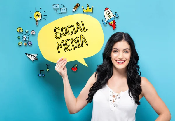 Social Media con donna che tiene una bolla di discorso — Foto Stock