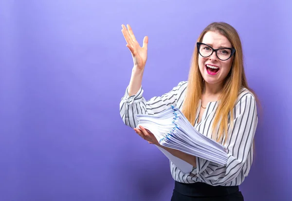 Ufficio donna con una pila di documenti — Foto Stock