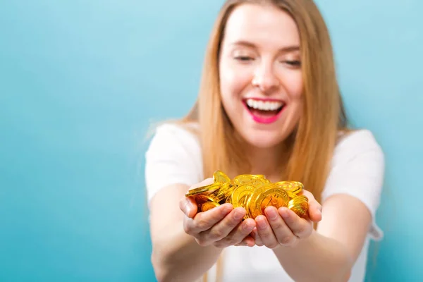 Mujer con las manos llenas de bitcoin — Foto de Stock