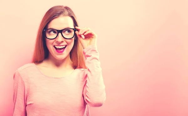 Junge Geschäftsfrau in nachdenklicher Pose — Stockfoto