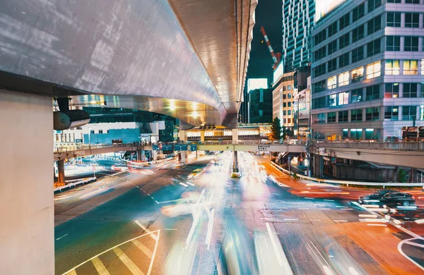 Vista do movimento tráfego turvo em Shibuya, Tóquio, Japão — Fotografia de Stock