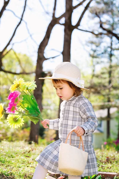 Toddler dziewczynka gra poza — Zdjęcie stockowe