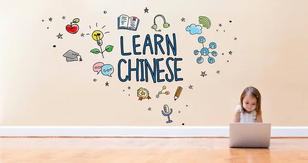 Chinese tekst leren met klein meisje met een laptopcomputer — Stockfoto