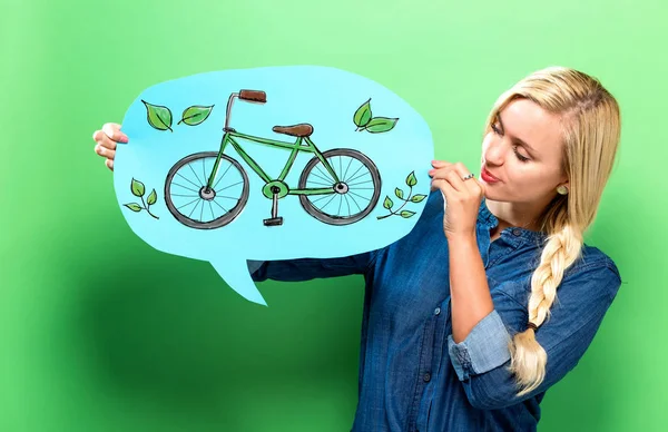Eco bisiklet ile bir konuşma balonu tutan kadın — Stok fotoğraf