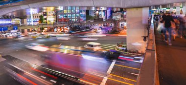 İnsanlar ve Shibuya, Tokyo, Japonya içinde yoğun bir kavşak geçiş trafik