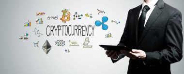 Cryptocurrency tablet bilgisayar tutan adamla
