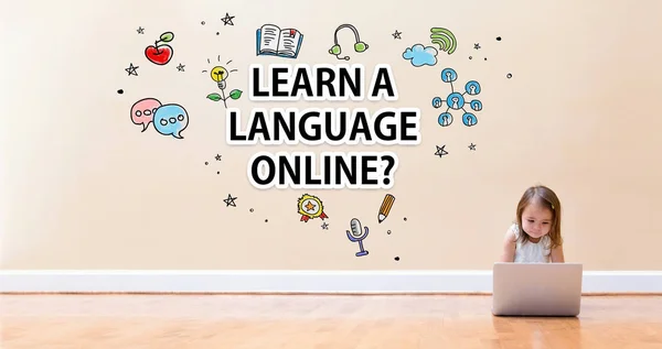Lär dig ett språk Online text med liten flicka använder en bärbar dator — Stockfoto