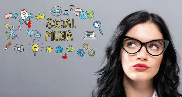 Social Media con giovane imprenditrice — Foto Stock