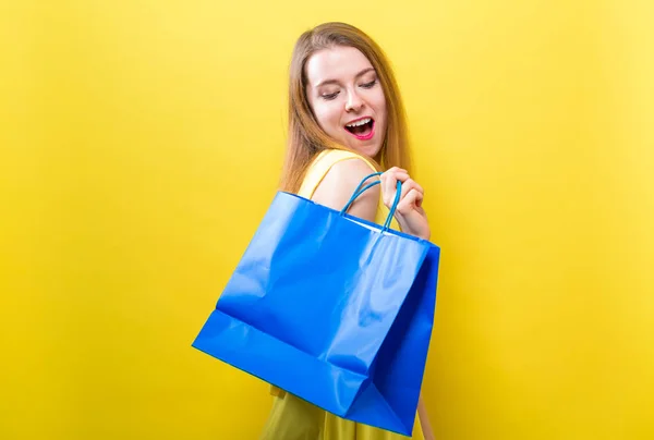 Jonge vrouw met een boodschappentas — Stockfoto