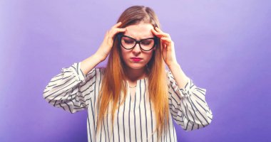 Genç kadın kendini stresli hissediyor