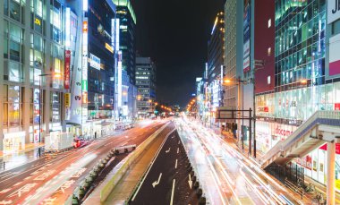 Trafik ve Osaka geceleri hareketli insanlar