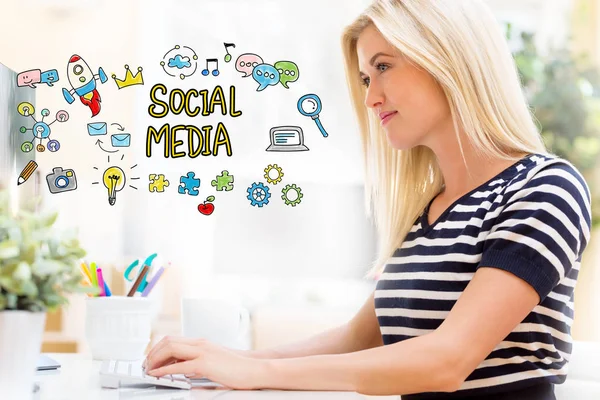Κοινωνικών μέσων μαζικής ενημέρωσης με ευτυχισμένο νεαρή γυναίκα μπροστά από τον υπολογιστή — Φωτογραφία Αρχείου