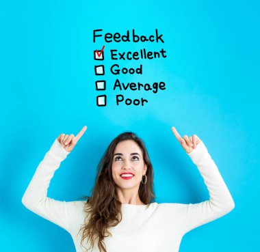 Yukarı doğru arayan genç kadın ile bilgi ver