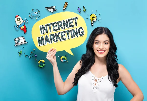 Internet Marketing με γυναίκα κρατώντας ένα συννεφάκι ομιλίας — Φωτογραφία Αρχείου