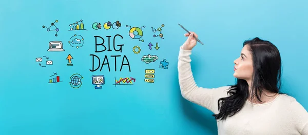 Big Data s mladá žena držící pero — Stock fotografie