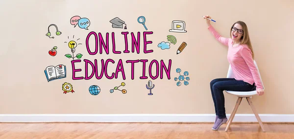 Edukacja online z młoda kobieta trzymając pióro — Zdjęcie stockowe