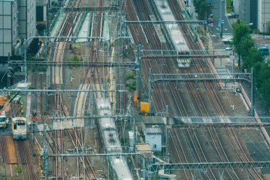 Tokyo büyük tren istasyonunun havadan görünümü