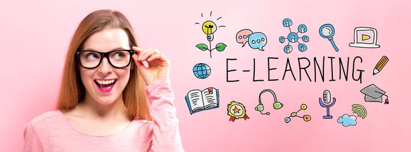 E-Learning z happy młoda kobieta — Zdjęcie stockowe