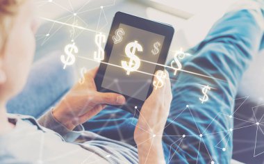 Dolar ile bir tablet kullanan adam