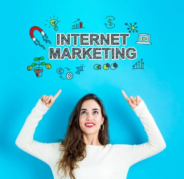 Internet pazarlama yukarı seyir genç kadınla