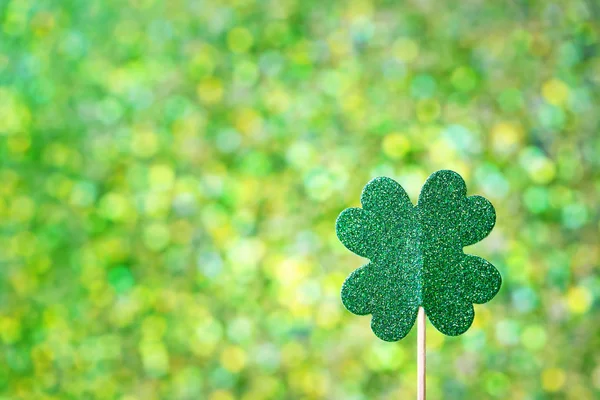 Saint Patricks Day shiny green clover — Stock Photo, Image